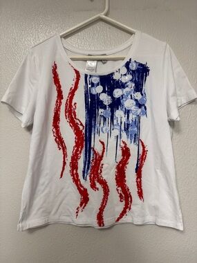 À la carte Tee with Red & Blue Abstract Flag Design Size Large